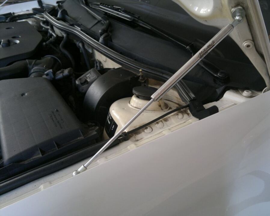 Газовый упор капота Milotec + чистка изоляции капота image #1