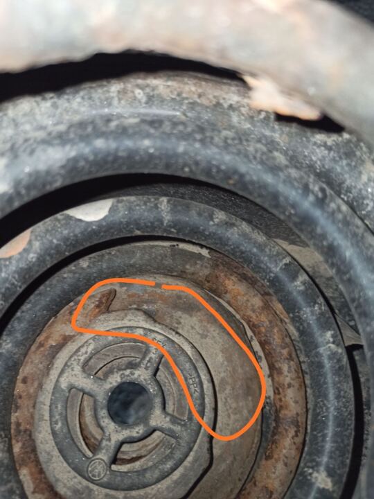 Лопнула задняя пружина — замена пружин, амортизаторов и отбойников image #2