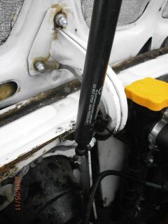 130.Газовый амортизатор крышки капота