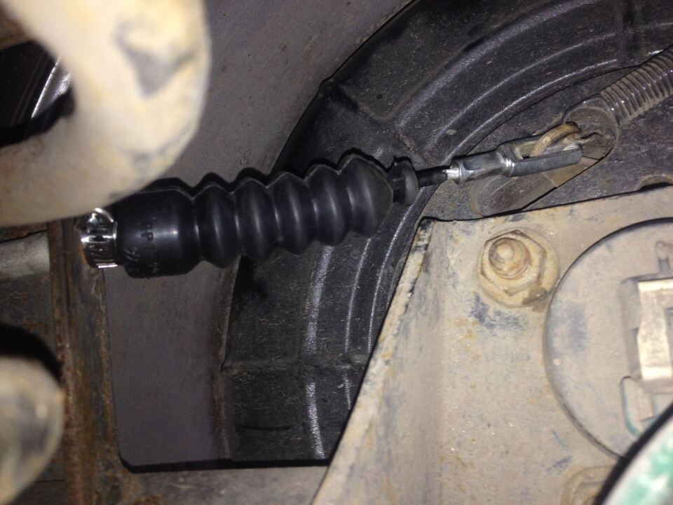 Акпп, пыльник троса ручника image #1