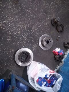 Задние дисковые тормоза.